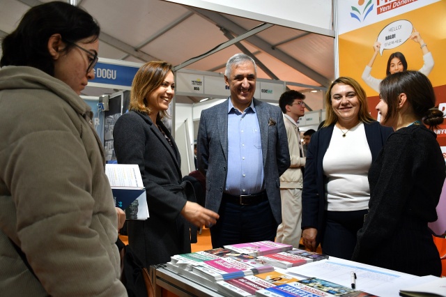 EGEKAF’25, 26-27 Şubat tarihlerinde Manisa Celal Bayar Üniversitesi’nde Şehzadeler Yerleşkesi’nde gerçekleştiriyor. Toplum 5.0 temasıyla gerçekleşen fuarda, Manisa Büyükşehir Belediyesi,  MASMEK standıyla yer alarak öğrencilerle buluştu. Manisa Büyükşehir Belediyesi Genel Sekreter Yardımcısı Ali Kılıç, Manisa Kent Konseyi Başkanı Hakkı Bayraktar,  Kültür ve Sosyal İşler Dairesi Halk Eğitim Şube Müdürü Serap Gücüyen ve İnsan Kaynakları Dairesi Eğitim Şube Müdürü Funda Arslan da fuara katılarak MASMEK standını ziyaret etti. Fuarı çok önemsediklerini belirten Genel Sekreter Yardımcısı Ali Kılıç, “EGEKAF’25 Fuarı, Manisa Celal Bayar Üniversitesi ev sahipliğinde Aydın, Balıkesir, Denizli, Muğla ve İzmir ‘den 16 üniversitenin katıldığı bir organizasyon. Daha önce Denizli’de yapılmış. Şu anda Manisa’da misafir ediyoruz öğrencilerimizi. Manisa için önemli olduğunu düşünüyoruz. Hem organize bölgelerimiz hem ticaret yapan, ihracat yapan, üretim yapan firmalarımız için önemli bir fuar. Kariyer planlarını yapacak öğrencilerimiz için de önemli.  300’den fazla firma katıldı. Ülkenin en önemli sanayi ve ARGE kuruluşları da burada. 65 binden fazla ziyaretçi bekleniyor. Biz de Manisa Büyükşehir Belediyesi olarak bu fuarda yerimiz aldık. Sayın Valimiz, Sayın Başkanımız Ferdi Zeyrek, üniversitemiz, Manisa Ticaret ve Sanayi Odası ve Manisa Organize Sanayi Bölgesi ortaklaşa olarak Manisa’ya gelen misafirlerimizi en iyi şekilde ağırlamaya çalışacağız” dedi.