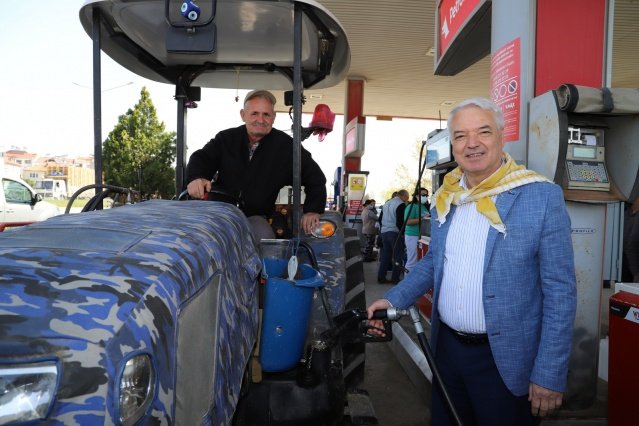 Başkan Bilgin'den Çiftçilere Mazot Desteği
Saruhanlı'da 157 Çiftçiye 7 Bin 850 Litre Mazot Dağıtıldı