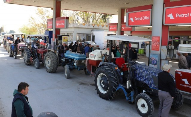 Belediye Başkanı Zeki Bilgin, İlçedeki bir akaryakıt istasyonunda düzenlenen mazot dağıtımında yaptığı konuşmada traktör, sebze fidesi, buğday tohumu ve zeytin kasası gibi yardımların ardından şimdi de çiftçilere mazot yardımında bulunduklarını ifade etti.