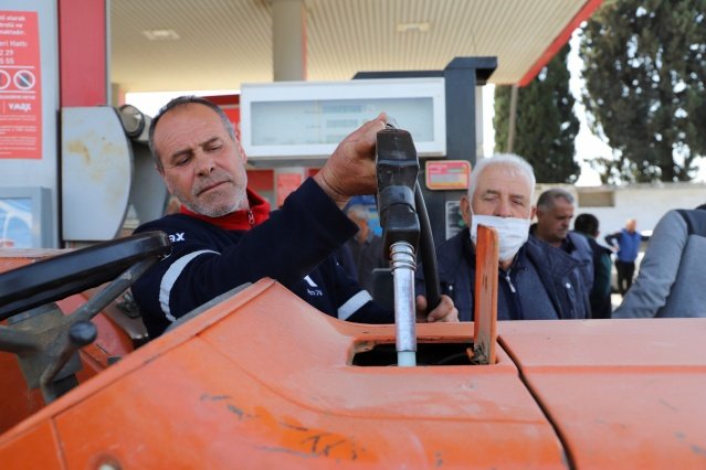 Saruhanlı Belediyesi, toplam arazi miktarı 10 dönümün altında olan çiftçilere arazilerini işleyebilmeleri amacıyla bir defaya mahsus 50 litre mazot yardımı yaptı. Bu kapsamda başvuru şartları kabul edilen toplam 157 çiftçiye 7 bin 850 litre mazot verildi.