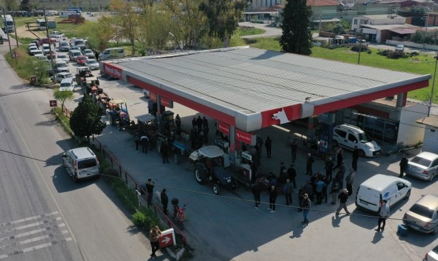 Bu kapsamda toplam arazi miktarı 10 dönümden fazla olmayan dar gelirli ihtiyaç sahibi çiftçilere arazilerini işleyebilmeleri amacıyla bir defaya mahsus 50 litre mazot verdiklerini ifade eden Bilgin, şunları kaydetti;"Saruhanlı ilçemizin ekonomisi tarıma dayanıyor. Bizlerde zaman zaman çiftçilerimizi desteklemek için çeşitli projeleri hayata geçiriyoruz. Üretimin ne kadar önemli olduğunu biliyoruz. Bu doğrultuda Şubat ayı meclis toplantımızda, çiftçilerimize mazot yardımı yapmak için karar aldık. Bugün bunu hayata geçiriyoruz. Pandemi sürecinde, tüm dünyada olduğu gibi ülkemizde de üretim ve kıtlık sıkıntısı yaşandı. Bu nedenle üretmek zorundayız, üretimde devamlılığı sağlamak zorundayız. Bu yüzden çiftçi ve üreticilerimiz de desteklenmesi gerektiğine inanıyoruz."

Hayata geçirdikleri uygulamanın çiftçi ve üreticilere hayırlı olmasını dileyen Bilgin, "Çiftçi üretmezse kıtlık olur ve toplum aç kalır. Bu nedenle çiftçilerimiz baş tacımızdır. Saruhanlı Belediyesi olarak her zaman çiftçilerimizin hizmetinde olmaya devam edeceğiz" diyerek sözlerini tamamladı.

BAŞVURU ŞARTLARI

Söz konusu yardımlardan faydalanmak isteyen üreticinin toplam arazi miktarının 10 dönümü geçmemesi ve arazisinin Saruhanlı ilçe sınırları içinde olması gerekiyor. 

Belediye Kırsal Hizmetler Müdürlüğüne dilekçe ile yapılacak başvurularda ÇKS Belgesi ve Belediye Mali Hizmetler Müdürlüğü'nden alınacak emlak kaydı ibraz edilecek.