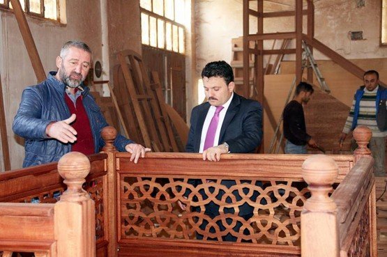 Kaymakam Akyol, MTN Ahşap Dekarasyonu Ziyaret Etti
Demirci Kaymakamı Mutlu Akyol, MTN Ahşap, Dekorasyon ve Org. San. ve Tic. Ltd. Şti.ni ziyaret ederek firma yetkilisi Metin Kıran’dan çalışmalar ile ilgili bilgi aldı.
Demirci ilçesinde bir süredir cami dekorasyonlarının vazgeçilmezi ahşap işleri ile caminin tarzına uygun özel uygulamalar gerçekleştiren firmayı ziyaret eden Kaymakam Mutlu Akyol çalışmaları yerinde inceledi. Firmanın çalışmaları ile ilgili bilgi sunan yetkili Metin Kıran, Selçukludan buyana süre gelen ağaç oyma sanatının daha da ilerleyip gelişmesi ile bu mirası sürdürmek için, cami dekorasyonu alanında üretim yaptıklarını kaydetti. Kıran, “MTN Ahşap olarak yurdumuzun birçok il, ilçe ve köylerindeki sayısız camilerimizde çalışmalarımız yer almaktadır. Ayrıcı yurtdışındaki camilerimizde de “MTN Ahşap” ürünleri kullanılmaktadır. Ürünlerimiz bu katalog ile sınırlı kalmayarak tüm camilerimiz için özel tasarımlar yapmaktayız. Camilerimizde dekorasyonlarının vazgeçilmezi ahşap işleri ile caminin tarzına uygun özel uygulamalar yapmaktayız. İstenilen ebat ve ölçülerde yapılan uygulamalarda istenilen figürler, tasarımcılarımız tarafından önce bilgisayar ortamında demo olarak müşterilerimize sunulmakta, daha sonra cnc robot teknolojisi ile üretimine geçilmektedir.” Dedi. Firmalarında Demirci Kaymakamı Mutlu Akyol’u ağırlamaktan dolayı memnun olduklarını ifade eden Metin Kıran üretim tesislerini tek tek anlatarak Kaymakam Akyol ile bir süre sohbet etti.