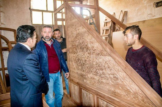 Kaymakam Akyol, MTN Ahşap Dekarasyonu Ziyaret Etti
Demirci Kaymakamı Mutlu Akyol, MTN Ahşap, Dekorasyon ve Org. San. ve Tic. Ltd. Şti.ni ziyaret ederek firma yetkilisi Metin Kıran’dan çalışmalar ile ilgili bilgi aldı.
Demirci ilçesinde bir süredir cami dekorasyonlarının vazgeçilmezi ahşap işleri ile caminin tarzına uygun özel uygulamalar gerçekleştiren firmayı ziyaret eden Kaymakam Mutlu Akyol çalışmaları yerinde inceledi. Firmanın çalışmaları ile ilgili bilgi sunan yetkili Metin Kıran, Selçukludan buyana süre gelen ağaç oyma sanatının daha da ilerleyip gelişmesi ile bu mirası sürdürmek için, cami dekorasyonu alanında üretim yaptıklarını kaydetti. Kıran, “MTN Ahşap olarak yurdumuzun birçok il, ilçe ve köylerindeki sayısız camilerimizde çalışmalarımız yer almaktadır. Ayrıcı yurtdışındaki camilerimizde de “MTN Ahşap” ürünleri kullanılmaktadır. Ürünlerimiz bu katalog ile sınırlı kalmayarak tüm camilerimiz için özel tasarımlar yapmaktayız. Camilerimizde dekorasyonlarının vazgeçilmezi ahşap işleri ile caminin tarzına uygun özel uygulamalar yapmaktayız. İstenilen ebat ve ölçülerde yapılan uygulamalarda istenilen figürler, tasarımcılarımız tarafından önce bilgisayar ortamında demo olarak müşterilerimize sunulmakta, daha sonra cnc robot teknolojisi ile üretimine geçilmektedir.” Dedi. Firmalarında Demirci Kaymakamı Mutlu Akyol’u ağırlamaktan dolayı memnun olduklarını ifade eden Metin Kıran üretim tesislerini tek tek anlatarak Kaymakam Akyol ile bir süre sohbet etti.