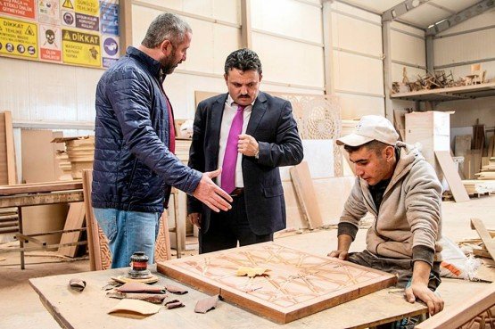 Kaymakam Akyol, MTN Ahşap Dekarasyonu Ziyaret Etti
Demirci Kaymakamı Mutlu Akyol, MTN Ahşap, Dekorasyon ve Org. San. ve Tic. Ltd. Şti.ni ziyaret ederek firma yetkilisi Metin Kıran’dan çalışmalar ile ilgili bilgi aldı.
Demirci ilçesinde bir süredir cami dekorasyonlarının vazgeçilmezi ahşap işleri ile caminin tarzına uygun özel uygulamalar gerçekleştiren firmayı ziyaret eden Kaymakam Mutlu Akyol çalışmaları yerinde inceledi. Firmanın çalışmaları ile ilgili bilgi sunan yetkili Metin Kıran, Selçukludan buyana süre gelen ağaç oyma sanatının daha da ilerleyip gelişmesi ile bu mirası sürdürmek için, cami dekorasyonu alanında üretim yaptıklarını kaydetti. Kıran, “MTN Ahşap olarak yurdumuzun birçok il, ilçe ve köylerindeki sayısız camilerimizde çalışmalarımız yer almaktadır. Ayrıcı yurtdışındaki camilerimizde de “MTN Ahşap” ürünleri kullanılmaktadır. Ürünlerimiz bu katalog ile sınırlı kalmayarak tüm camilerimiz için özel tasarımlar yapmaktayız. Camilerimizde dekorasyonlarının vazgeçilmezi ahşap işleri ile caminin tarzına uygun özel uygulamalar yapmaktayız. İstenilen ebat ve ölçülerde yapılan uygulamalarda istenilen figürler, tasarımcılarımız tarafından önce bilgisayar ortamında demo olarak müşterilerimize sunulmakta, daha sonra cnc robot teknolojisi ile üretimine geçilmektedir.” Dedi. Firmalarında Demirci Kaymakamı Mutlu Akyol’u ağırlamaktan dolayı memnun olduklarını ifade eden Metin Kıran üretim tesislerini tek tek anlatarak Kaymakam Akyol ile bir süre sohbet etti.