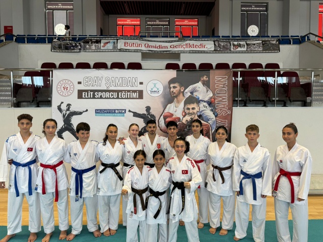 Manisa Büyükşehir Belediyespor Karate Takımı, 15 sporcusu ile Kocaeli Darıca’da Olimpiyat ikincisi Eray Şamdan tarafından düzenlenen eğitim seminerine katıldı. 31 Ağustos-1 Eylül tarihleri arasında gerçekleştirilen eğitimde, 7 kulüpten 75 elit sporcu yer aldı. Milli takımlar ve Manisa BBSK Karate Antrenörü Ali Eşsiz, seminerin sporcuların gelişimine büyük katkı sağladığını ifade etti. Eşsiz, iki gün boyunca, karatecilerin teknik ve taktik eğitimler aldığını belirterek, kendilerine bu imkanı sağlayan Manisa Büyükşehir Belediye Başkanı Ferdi Zeyrek’e ve Büyükşehir Belediyespor yönetimine teşekkür etti.