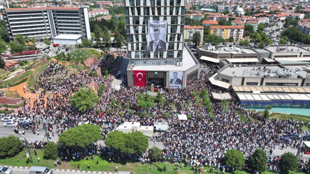 Geçirdiği elim elektrik kazası sonucu tedavi gördüğü Manisa Celal Bayar Üniversitesi Hafsa Sultan Hastanesi’nde yaşama veda eden Manisa Büyükşehir Belediye Başkanı Mimar Ferdi Zeyrek için ilk tören, Manisa Büyükşehir Belediyesi önünde düzenlendi. Başkan Zeyrek’in ailesi, CHP Genel Başkanı Özgür Özel, Genel Başkan Yardımcıları, Milletvekilleri, Büyükşehir, İl ve İlçe Belediye Başkanları, siyasi parti temsilcileri, Manisa Büyükşehir Belediyesi ile MASKİ Genel Müdürlüğü bürokratları, çalışanları, meclis üyeleri, sivil toplum örgütleri ile binlerce Manisalının katıldığı törende, Başkan Ferdi Zeyrek için dualar edildi, helallik alındı.