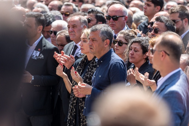 Nurcan Zeyrek, “O, Manisa sevdalısıydı”
Başkan Zeyrek’e eşi Nurcan Zeyrek de veda konuşması gerçekleştirdi. Gözyaşlarıyla kürsüye gelen Zeyrek, “O, Manisa sevdalısıydı. O, hepinizi çok seviyordu. O, çok inançlı bir adamdı. Gecesini gündüzüne katarak, yapacak çok işim var diyordu. Hep hayaliydi; ben belediye başkanı olacağım diyordu. 16 yaşından beri ellerimiz hiç ayrılmadı. Bana hep derdi ki; ‘Nurcan, dik dur! 3 tane çocuğumuz var. Ben ona sözümü verdim bugün. Hep dik duracağım. Onun kalbi bende. Sizlerden helallik istiyorum. O çok inançlı bir adamdı çünkü. 3 tane yavrum var, sözümü tutacağım, onlara hem anne hem baba olacağım. Biliyorum ki bütün Manisa’nın, bütün Türkiye’nin duaları bizimle. Allah, hepinizden razı olsun” diye konuştu.