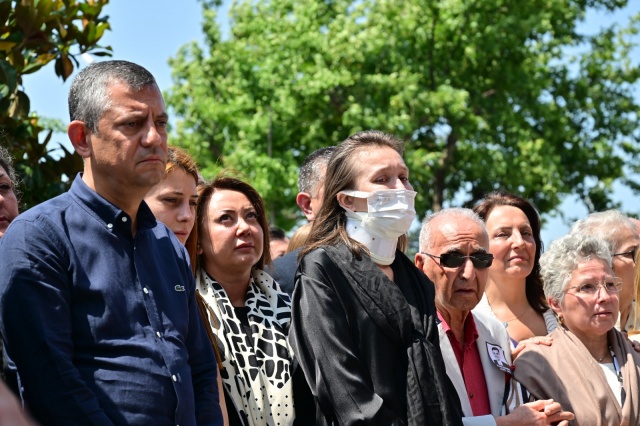 Özgür Özel, “Aşkla bağlıydı eşine, çocuklarına bir de Manisa’ya”
Son olarak Cumhuriyet Halk Partisi Genel Başkanı Özgür Özel veda konuşmasını gerçekleştirdi. Gözyaşlarına hakim olamayan ve konuşmakta zorlanan Özel, yol arkadaşı Zeyrek’e şu sözlerle veda etti: “Ben 6 yaşından beri kürsüye çıkıp konuşuyorum, elimde mikrofon var. Herhalde şimdiye kadarki konuşmaların en zoru bu. ‘Abi bir daha anlatsana’ diyordu. Grup toplantısında Manisa seçimini anlatmıştım. ‘Abi bir daha anlat, güzel anlatıyorsun’ diyordu. Deniz Baykal, 2009’da Belediye Başkan adayımız rahatsızlanıp çekilince 40 gün kala Manisa için bana aday ol dedi. Ben de dedim ki ‘o seçim çoktan gitti, geciktik. Alamayız Manisa’yı’ dedim. O da ‘alırsın’ dedi. ‘Genel Başkanım bir önceki seçimde oyumuz yüzde 6 nasıl alalım’ dedim. Dedi ki; ‘sen alacaksın, bu seçimde değil ama Manisa Belediyesini sen alacaksın.’ Ben alamadım, Ferdi aldı. Biz burada gördüğünüz çocukluk arkadaşları ortak özelliğimiz 15 gün Manisa’dan ayrı kalsak burnumuzun direği sızlarmış. Ferdi benden daha Manisalıydı. Aşkla bağlıydı eşine, çocuklarına bir de Manisa’ya. Yunusemre Belediye Başkan adayı olmak istiyordu. “Ben kazanacağım abi orayı’ diyordu. Dedik ki; Şehzadeler’i de kazanacağız, Yunusemre’yi de sen Büyükşehir. Abi dedi ‘onun en üst katından İzmir görünüyormuş, bize vermezler orayı’ dedi. ‘Sen alırsın Ferdi’ dedim. ‘Senin dolaştığın hiçbir yerde seni sevmeyen bir kişi kalmaz’ dedim.”