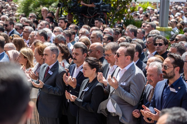 “Ferdi’den hepimize çok hakkı geçti. O hakkını helal etsin”
“Bir mucize gerçekleştirdi. Yüzde 6 alamadığımız şehirde yüzde 60 aldı. Bana diyordu ki ‘yüküm ağır, burayı emanet ettin gittin.’ Şimdi bizim yükümüz her şeyden ağır. Manisa’yı emanet etti gitti, ne yapacağız bilmiyorum. O varsa benim gözüm arkada kalmıyordu. O gidince ne yapacağız bilmiyorum. Onun kadar sevilmeyi hak eden bir insan daha yoktur çünkü çok karşılıksız seven biridir. Mesela hitabeti iyi değildir, kürsüsü. Ama konuşmaya başlayınca o kadar samimidir ki. Dinleyen ağzının içine düşer. Bir sohbet edip, bir elini sıkıp da yüreğini kazanmadığı bir kişi yok. Buraya gelen herkes haklarını helal etsinler. Hastaneye Konya’dan çıkıp gelmişler dua etmeye. ‘Ben tanımıyorum Ferdi’yi, yüzünü gördüm çok iyi biriymiş’ dedi. Üç gün durdu aslında öldü ilk anda ama Nurcan’ı alıştırmak için sizi, bizleri alıştırmak için üç gün bayram tatilinde bekledi. Mesaiyi aksatmadan ilk mesai gününde geldi. Kızları, ailesi bize emanet. Manisa size emanet. Allah hepimize sabır versin. Hep helallik istiyoruz. Bizden Ferdi’ye az geçmiştir, Ferdi’den hepimize çok geçti. O hakkını helal etsin. Hepimize Allah dayanma gücü versin.”
 
Konuşmaların ardından İl Müftü Vekili İsmail Temur tarafından dualar okundu. Törene katılanların dualarıyla Başkan Zeyrek’in naaşı, cenaze namazı için Hatuniye Camisi’ne uğurlandı.