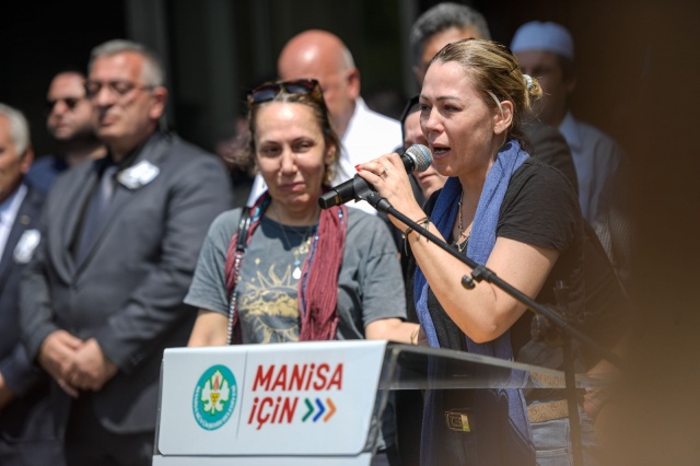 Geçirdiği kaza sonucu 48 yaşında hayatını kaybeden Manisa Büyükşehir Belediye Başkanı Ferdi Zeyrek için Manisa Büyükşehir Belediyesi önünde tören düzenlendi. Başkan Zeyrek’i binlerce Manisalı dualar ve gözyaşlarıyla uğurladı.