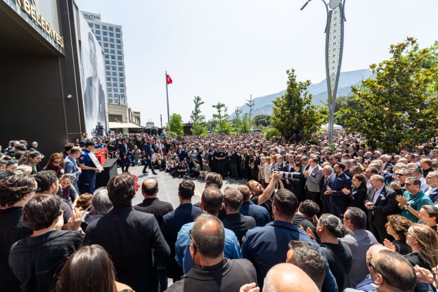 “Manisa’ya olan sevdasını gördüm”
Manisa Büyükşehir Belediyesi Şehir Tiyatrosu Genel Sanat Yönetmeni Kubilay Penbeklioğlu, Başkan Zeyrek’in özgeçmişini okudu. Başkan Zeyrek için veda konuşması yapan Manisa Büyükşehir Belediyesi Genel Sekreteri Burak Deste, “Ferdi Bey ile tanışmamız, seçimlerden sonra oldu. Kendisini burada tanıdım. Manisa’ya olan sevdasını burada gördüm. Her geçen gün onunla çalışmanın ne kadar büyük bir ayrıcalık olduğunu hissettim. Yaptığımız her işin, harcadığımız her paranın hesabını sorardı. Hiçbir şey boşa gitmemeli derdi. Her şeye Manisa için bakmalıyız, yaptığımız işin Manisa’ya bir katkısı faydası var mı önce buna bakalım derdi. Her bayramda tüm personeli gezer, tek tek bayramlaşırdı. Son ziyaretinde de ‘İyice dinlenin. Ailenizle vakit geçirin çünkü dönüşte çok çalışacağız’ dedi. O, bayrağı çok yukarı koydu. Bizim de bundan sonra yapacağımız şey, bize emanet ettiği bayrağı alıp daha yukarıya taşımak. Manisa’ya hak ettiği hizmetleri sunmak. Çok çalışmak” dedi.