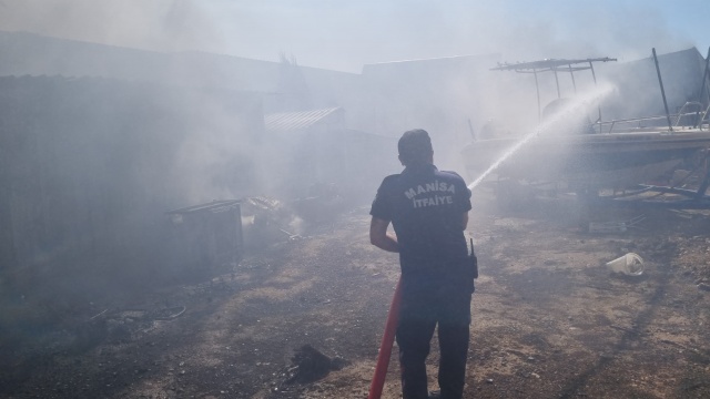 Manisa Büyükşehir’den Bornova’daki Yangına Müdahale Desteği 

İzmir’in Bornova İlçesine bağlı Yakaköy Mahallesi’nde öğle saatlerinde başlayan yangının ormanlık alana sıçraması üzerine, Manisa Büyükşehir Belediyesi itfaiye ekipleri söndürme çalışmalarına destek verdi.

İzmir’in Bornova ilçesinde, tarım arazisinde çıkan yangın, ormana sıçradı. Bölgeye sevk edilen ekipler, alevlere havadan ve karadan müdahale ederken, Manisa Büyükşehir Belediyesi İtfaiye Dairesi Başkanlığı da bölgeye çok sayıda araç ve personel sevk etti. Saat 14.30 sıralarında bir tarım arazisinde çıkan ve rüzgârın etkisiyle yayılan yangın, Yakaköy Mahallesi’ne ulaştı. Yangın nedeniyle bazı evler, hobi bahçeleri ve ahırlar zarar gördü. 

19 Araç ve Çok Sayıda Personel Takviyesi
Yangının yerleşim yerlerini tehdit etmesi üzerine, Manisa Büyükşehir Belediyesi İtfaiye Daire Başkanlığı bölgeye 2 hizmet aracı ve 11 itfaiye aracı ile 51 personel sevk etti. Bu ekipler, yangının özellikle yerleşim yerlerine sıçramaması ve kontrol altına alınması için yoğun bir şekilde çalıştı. Ayrıca Kent Estetiği Daire Başkanlığı da yangın söndürme faaliyetlerine 4 su tankeri, 1 dozer, 1 dozer taşıyıcısı ile destek verdi. İzmir Orman Bölge Müdürlüğü ekiplerinin havadan ve karadan müdahalesine ek olarak İzmir Büyükşehir Belediyesi itfaiye ekiplerinin, ilçe belediyelerinin ve Manisa Büyükşehir Belediyesi’nin desteğiyle alevleri kontrol altına alma çabaları aralıksız devam ediyor.

“Yangının diğer yerleşim alanlarına sıçramasını önlüyoruz”
Manisa Büyükşehir Belediyesi İtfaiye Dairesi Başkanı Gürhan İnal, yangının kontrol altına alınması için yapılan çalışmaları aktardı. İnal, “Bornova ilçemiz Yakaköy Mahallesi’ndeki yangına Valiliğimiz görevlendirmesiyle destek amaçlı dahil olduk. Biz de hızla bölgeye gelerek, ilk müdahalemize başladık. Denizli İtfaiyesi ve İzmir Orman Bölge Müdürlüğü ekipleriyle omuz omuza yangının kontrol altına alınması için çalışma yürüttük. Kent Estetiği Daire Başkanlığımız da tankerlerle su takviyesi yaptı. Yangının sıçradığı yerleşim yerlerinde söndürme çalışmaları yaparken, diğer yerleşim yerlerine sıçramasını önlemek için de yoğun gayret gösteriyoruz. Aynı zamanda hayvanların kurtarılmasını da sağladık. İzmir İtfaiyesi ile koordineli bir şekilde yangının diğer evlere sıçramasını önledik diyebiliriz” dedi.