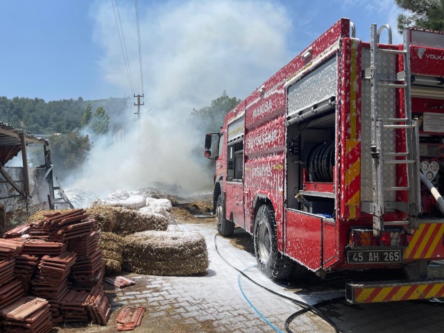 Manisa Büyükşehir Belediyesi İtfaiye Dairesi Başkanlığı, son günlerde artan samanlık
yangınlarına karşı hayvan yetiştiricilerine önemli uyarılarda bulundu. Yangınların uzun
sürdüğü, aşırı su harcamasına ve hayvanların yaralanması ya da ölümüyle sonuçlandığına
dikkat çekilen açıklamada, alınacak küçük çaplı önlemlerle büyük yangınların önüne
geçilebileceğine vurgu yapıldı.
Son günlerde Manisa’da samanlık depolarında, özellikle saman ve kuru ot
balyalarından yangınlar çıktığının görüldüğüne dikkat çeken Manisa Büyükşehir Belediyesi
İtfaiye Dairesi Başkanlığı, bu tür yangınların üreticilere büyük zarar verdiği, yangınların
uzun sürdüğü ve çok fazla tonajda su harcandığı bazı yangınlarda hayvanların yaralandığı
ve öldüğüne dikkat çekerek, hayvan yetiştiricilerine önemli uyarılarda bulundu.
