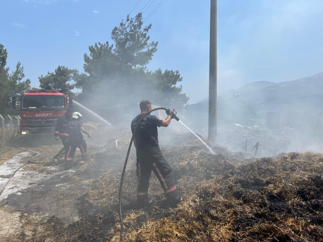 Konu ile ilgili
İtfaiye Dairesi Başkanlığından yapılan açıklamada, “Mevsim şartlarından dolayı kuru ot ve
saman açısından uygun zaman olması sebebiyle çiftçilerin kendi ürettikleri veya dışarıdan
aldıkları ot balyalarını yem depolarına istiflemektedirler. Fakat iyi kurutulmamış ve nem
miktarı fazla olan otların balyalanması ve bu balyaların yem depolarına üst üste
istiflenmeleri sonucunda, nem miktarının fazla olması sebebiyle içten içe bir kızışma
olmakta ve maalesef bu durumda samanlıkta çıkan yangınların artışını göstermektedir”
denildi.
Alınacak Tedbirler Sıralandı
Açıklamada, samanlık yangınlarına karşı alınacak tedbirler şöyle sıralandı: “Yangına
sebebiyet verecek tüm ihtimallerin göz önünde bulundurularak, gerekli tedbirlerin alınması,
samanlığa yakın yerlerde kesinlikle ateş vb. yanıcı, yakıcı madde yakılmaması ve demir
kaynağı ya da kıvılcıma neden olacak ısı işlemleri yapılmaması gerekmektedir. Çiftliklerde
çalışan tüm personelin yem depolarına kesinlikle sigara ile girmemeleri, yem deposuna
yakın yerlere de izmaritlerin atılmaması gerekmektedir. İşletmede görevli tüm personele,
yangın konusunda eğitim ve farkındalık çalışmaları yapılmalı gerekirse Büyükşehir itfaiyemiz
eğitim biriminden destek de istenmelidir. Traktör vb. mazot veya yakıt içeren veyahut
yangına neden olabilecek, yangını hızlandırabilecek araçlar yem deposunda
bulundurulmamalıdır.