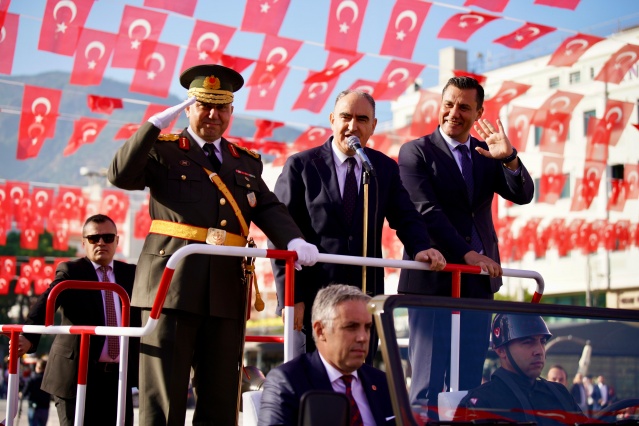 Vatandaşları selamladılar
Programda Manisa Valisi Vahdettin Özkan ve Manisa Büyükşehir Belediye Başkanı Ferdi Zeyrek vatandaşları ve kutlamalarda yer alan gösteri ekiplerini selamladı. Saygı duruşu ve İstiklal Marşı’nın okunmasının ardından Manisa Valisi Vahdettin Özkan günün anlam ve önemine yönelik bir konuşma gerçekleştirdi. Vali Özkan,“Türk Milleti olarak bizler, her bir ferdiyle büyük bir aileyiz. Biz, farklılıklarımızı zenginlik olarak gören, her bir ferdi kendi özünde eşit ve değerli kabul eden bir medeniyetin varisleriyiz. Bu sebeple, Cumhuriyetimize sahip çıkmak, onun değerlerini korumak ve yüceltmek hepimizin ortak sorumluluğudur” dedi.