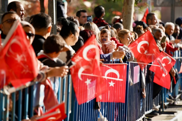 Gösteriler büyük beğeni topladı
Vali Vahdettin Özkan’ın yaptığı konuşma sonrasında tören kutlamalarına geçildi. Törenlerde ilk olarak Jandarma Komandolar tarafından silahlı gösteri yapıldı. Vatandaşlar ve protokol üyeleri tarafından büyük beğeni alan gösteri sonrasında, Türkiye’nin çeşitli yörelerine ait halk oyunu gösterileri gerçekleştirildi. Manisa Büyükşehir Belediyesi Konservatuvarı tarafından vals gösterisi yapıldı. Askeri kortejin geçişinin ardından okulların, sivil toplum kuruluşlarının, kurum ve kuruluşlara ait tören geçişleri gerçekleştirildi.