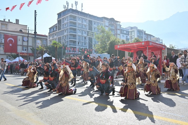 29 Ekim Cumhuriyet Bayramı’nın 101. yılı kutlamaları, Manisa’ya ve Cumhuriyet’e yakışır şekilde büyük bir törenle gerçekleştirildi. Manisa Valisi Vahdettin Özkan ve Manisa Büyükşehir Belediye Başkanı Mimar Ferdi Zeyrek’in katıldığı tören ile Cumhuriyetimizin 101. yılı coşkuyla kutlandı.