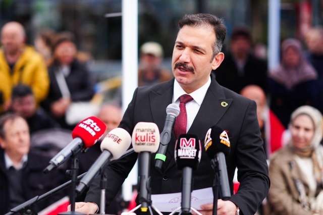 Programda konuşan Manisa İl Milli Eğitim Müdürü Mehmet Uğurelli, 23 Nisan’ın sadece bir bayram olmadığını vurgulayarak, “Bu tarih, milletin kendi iradesini ortaya koyduğu büyük bir yürüyüşün başlangıcıdır. Bu yürüyüşün en değerli emanetleri ise çocuklarımızdır” dedi.