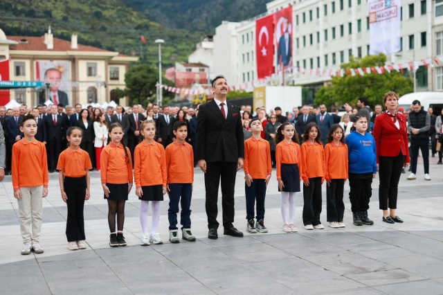 Törenin ardından açıklamalarda bulunan Başkan Besim Dutlulu, 23 Nisan’ın hem gurur hem de sorumluluk günü olduğuna dikkat çekti. Başta Mustafa Kemal Atatürk olmak üzere tüm şehitleri rahmetle andıklarını belirten Dutlulu, bu yıl yaşanan acıların bayram sevincine gölge düşürdüğünü ifade etti.

Dutlulu, “Çocuklarımızın her zaman daha iyi bir geleceği hak ettiğine inanıyoruz. Onlara güvenli, umut dolu bir yarın bırakmak için çalışmayı sürdüreceğiz” diyerek, toplumsal sorumluluğun altını çizdi.

Manisa’daki tören, çocukların gösterileri ve vatandaşların yoğun katılımıyla sona ererken, bayramın anlam ve önemine uygun birlik ve dayanışma mesajları ön plana çıktı.