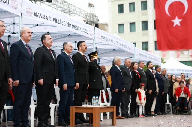 Törene Manisa protokolü ve çok sayıda vatandaş yoğun ilgi gösterdi. Manisa Valisi Vahdettin Özkan, Büyükşehir Belediye Başkanı Besim Dutlulu başta olmak üzere, kentteki kamu kurumlarının temsilcileri, akademisyenler, sivil toplum kuruluşları ve öğrenciler alandaki yerini aldı.