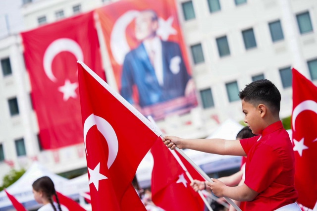23 Nisan Ulusal Egemenlik ve Çocuk Bayramı, Manisa’da bu yıl hem coşku hem de duygusal anlarla kutlandı. Cumhuriyet Meydanı’nda gerçekleştirilen resmi törende, çocukların neşesiyle birlikte son dönemde yaşanan acı olayların hüznü de hissedildi.