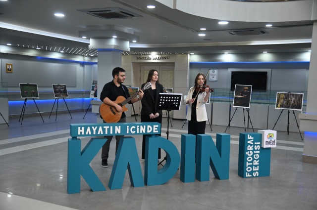 Manisa Büyükşehir Belediyesi, 8 Mart Dünya Emekçi Kadınlar Günü’ne özel olarak “Hayatın İçinde Kadın Fotoğrafları” ve “Kadının Rengi” adlı iki önemli serginin açılışını gerçekleştirdi. Manisa Büyükşehir Belediyesi Kültür Merkezi'nde düzenlenen sergiler, büyük ilgi gördü.
