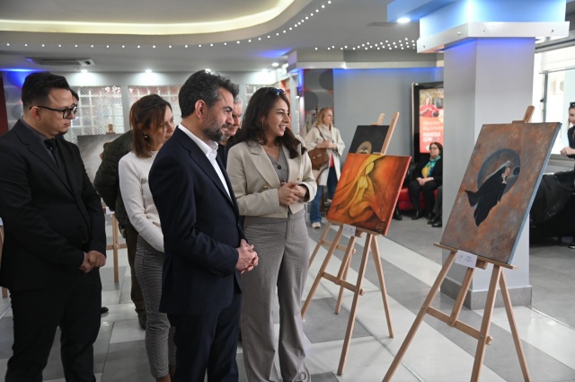 Manisa Fotoğraf Derneği (MAFSOD) iş birliğiyle hayata geçirilen sergide, Nazmi Akçay'ın “Hayatın İçinde Kadın Fotoğrafları” ve Gizem Tarım'ın “Kadının Rengi” adlı eserleri sanatseverlerle buluştu. Sergi açılışına, Manisa Büyükşehir Belediyesi Genel Sekreter Yardımcısı Ulaş Aydın, Kültür Sanat Şube Müdürü Okan Gündüz, Halk Eğitim Şube Müdürü Serap Gücüyen ve Manisa Gazeteciler Cemiyeti Başkanı Önder Aydın da katıldı. Açılışta, Aysel Gürel'in 11 yaşında evlendirilen Ünzile adlı kız çocuğunun dramını anlatan “Ünzile” şarkısı seslendirildi. Bu anlamlı performans, serginin temasına duygu kattı. Sergideki eserlerin yaratıcıları Nazmi Akçay ve Gizem Tarım, Genel Sekreter Yardımcısı Ulaş Aydın ve etkinliğe katılanlara eserleri hakkında detaylı bilgiler verdi. Sanatçılar, eserleriyle kadının toplumdaki yerini, yaşadığı zorlukları ve gücünü vurguladıklarını ifade etti.