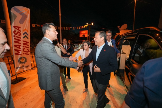 Muradiye’nin Dev Altyapı Projesinde Önemli Gelişme 
Yunusemre ilçesi Muradiye Mahallesi’ne de parantez açan Başkan Zeyrek, “Muradiye, alt yapı sorunu yaşayan mahallelerimizin başında geliyor. Plansız kentleşmenin yol açtığı büyük problemler yaşıyoruz. Ve ne yazık ki Dünya Bankası ile birlikte bu bölgede yapılacak proje, sahipsiz kalmış ve yıllarca hiçbir ilerleme sağlanmamış. İhale süreci neredeyse 3 yıl gecikmiş. Biz göreve geldikten sonra bu projenin hayata geçmesi için çok büyük çaba sarf ettik. Boşa geçen, kaybedilen zamanı hızla bertaraf ettik. Dünya Bankası ile yoğun bir çalışma takviminin ardından tüm süreçleri tamamladık. Hedefimiz; önümüzdeki ilkbaharda sahada olmak ve alt yapı çalışmalarına başlayarak, en kısa sürede bitirmek. Yaklaşık 50 milyon Euro yatırım bedeliyle gerçekleşecek proje kapsamında; Kırkağaç Gelenbe Mahallesi, Karaali, Muradiye mahalleleri ve Gördes’in altyapı sorunlarını çözmüş olacağız” diye konuştu.