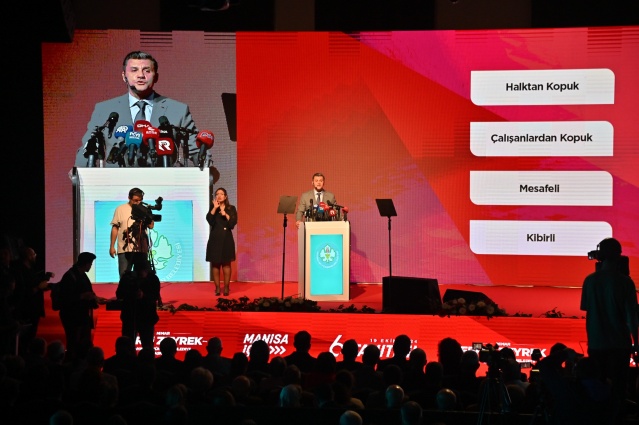 Soma’nın Isıtmasına 23,5 Milyonluk Yatırım
Soma Bölgesel Isıtma Sistemleri’nde yürütülen çalışmaları da aktaran Başkan Zeyrek, şunları söyledi: “Her yıl Somalı vatandaşlarımız soğukta kalıyordu. Bu nedenle Soma’da kış aylarında ısınma sorunu yaşanmaması için Bölgesel Isıtma Sisteminde 23,5 milyon liralık altyapı yatırımı gerçekleştirdik. Kendi evlatlarımın soğuk kış günlerinde soğukta kalmasını nasıl istemiyorsam, Manisa’mda yaşayan her bir vatandaşımızın, evlatlarımızın da soğukta kalmasını asla ve asla istemiyorum. Yatırımlarımızı her zaman bu noktada yapacağız.”

“Tek bir köyümüz bile susuz kalmayacak”
Başkan zeyrek, Manisa’da kırk yıldır temizlenmeyen, koku ve hastalık yayan derelerde kapsamlı temizlik seferberliği başlattıklarını da söyledi. Sadece kent merkezinde değil, tarla, bağ ve bahçeleri besleyen dere yataklarında da temizlik çalışmalarını hayata geçirdiklerini ifade etti. Ayrım yapmadan 17 ilçeye, 1089 mahalleye eşit hizmet götürme vurgusu yapan Başkan Zeyrek, “Göreve geldiğimizde 147 köyümüzde su olmadığını, taşıma su ile idare ettiklerini gördük. Hemen harekete geçtik ve tek bir köy, tek bir mezra dahi susuz kalmayacak dedik. 10 haneli köye bile su götüreceğiz” diye konuştu.

Suyun Önemine Vurgu Yaptı; “Su yoksa yaşam da yok!”
Su kaynaklarının korunmasına da vurgu yapan Başkan Zeyrek, “Küresel ısınma, iklim değişikliği, zamansız ve dengesiz yağışlar, sularımızın azalmasına neden oluyor. Daha önceki yıllarda kazma vurulduğunda çıkardığımız sular ne yazık ki, 250-300 metre derinliğe kadar çekilmiş durumda. Üstelik hatırlatmak isterim biz birçok ilimiz gibi su ihtiyacımızı barajlardan sağlayabilen bir şehir değiliz. Bizim suya ulaşmamız için derin sondajlar açmamız gerekiyor. Bu da beraberinde büyük bir enerji maliyetini getiriyor. Bu bedel 2023 yılında 380 milyon TL iken, biz 2024’ün sonuna kadar 482 milyon TL civarında bir enerji bedeli ödeyeceğiz. Suyun verimli kullanılması, su kaynaklarının sürdürülebilir bir biçimde planlaması, su tüketim alışkanlıklarımızın gözden geçirilmesi, en önemlisi de su yataklarımızın korunması için büyük çaba sarf ediyoruz. Lütfen suyumuza sahip çıkalım. Manisa’da ilk kez bir Su Çalıştayı yaptık. İlimiz ve Gediz havzasının su sorununu bilim insanları, alanında uzman kişiler, sektör ve kurum temsilcileri ve akademisyenlerden oluşan 350 seçkin davetliyle masaya yatırdık. 10 farklı temada çalıştaylar düzenledik. 46 başlıkta çözüm önerilerimizi kamuoyu ile paylaştık. Önemle belirtmeliyim ki geleceğe bırakacağımız en büyük mirasımız olan suya gözümüz gibi bakmamız gerekiyor. Unutmayalım ki su yoksa yaşam da yok” dedi.