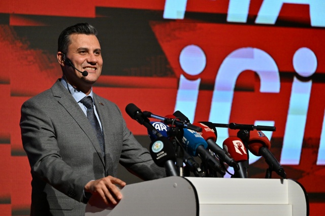 “İlk karnesini alan öğrenci heyecanıyla karşınızdayız”
Manisa Büyükşehir Belediye Başkanı Mimar Ferdi Zeyrek, sunumu öncesinde yaklaşık 2500 kişinin katıldığı toplantıya gösterilen ilgi nedeniyle Manisalılara teşekkür etti. Başkan Zeyrek, “Şeffaf ve hesap verebilir belediyecilik anlayışımız gereği düzenli olarak halkımıza yaptığımız ve yapacağız hizmetleri anlatıyoruz. Tabiri caizse halkın terazisine çıkıyoruz. Karne alıyoruz. İlk karnesini alan öğrencinin heyecanıyla karşınızdayız. 31 Mart 2024 seçimleri Türkiye siyasi tarihi açısından son derece önemli bir kırılma noktasıydı. Yılgın, yorgun ve umutsuz halkımızın adeta son gücünü kullanarak sandığa gittiği ve gücünü gösterdiği tarihi bir hamleydi. Bu tarihi başarının mimarı, Manisa’mızın öz evladı, ikinci yüzyılın ilk lideri, kıymetli abim, hocam, Genel Başkanımız Sayın Özgür Özel’e huzurlarınızda çok teşekkür ediyorum. Siz olmasaydınız emin olun biz bu akşam burada olamaz, geleceğe umutla bakamazdık. Ne kırmızıya boyanmış bir harita ne gelecek umudunu koruyan bir halk ne de halkın derdine derman olmaya çalışan belediyeler olurdu” dedi.