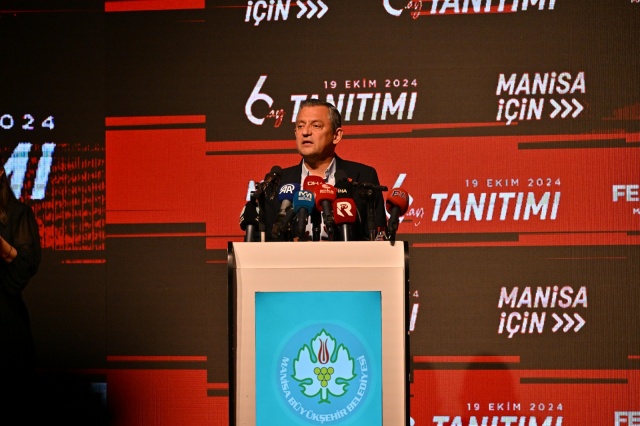 “İlk günkü heyecanla çalışıyoruz”
31 Mart’ta sadece bir belediye başkanını değiştirmediklerini vurgulayan Başkan Zeyrek, “31 Mart’ta biz asıl olarak bir yönetim anlayışını değiştirdik. Manisa Büyükşehir Belediyesinin iş yürütme tarzını, halka yaklaşımını, hizmete bakışını değiştirdik. Yani temelden bir paradigma değişimini hayata geçirmek üzere o koltuğa oturduk. Bir belediye düşünün ki başkan ile yönetim kadrosunun, yönetim kadrosu ile daire başkanlarının, daire başkanları ile müdürlerinin, müdürler ile personelin, personel ile halkın hiç bir bağı olmasın. Bir belediye düşünün ki, kapıları halka daima kapalı ama ranta her zaman açık olsun. Bir belediye düşünün ki personeline 1 yudum suyu bile çok görsün ama spor kulüplerine milyarlar aktarsın. Yine bir belediye düşünün ki 1,5 milyon Manisalının refahı, huzuru, mutluluğu için değil, bir avuç rantiyecinin çıkarı için çalışıyor olsun. İşte biz bu anlayışı yıkmak için geldik. Bu harami düzene son vermek için 18 puan geriden gelerek, 27 puan fark attık. Bize güvenen, bize inanan 507.563 seçmenin verdiği güçle bize oy veren, oy vermeyen ayrımı yapmadan, gece gündüz demeden, ilk günkü heyecanla çalıştık, çalışmaya da devam edeceğiz” diye konuştu.