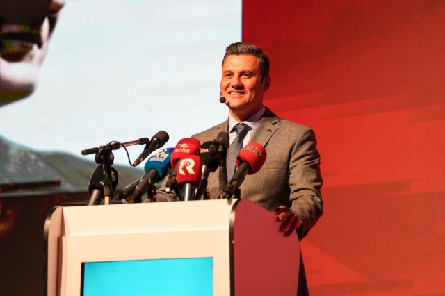 Manisa Büyükşehir Belediye Başkanı Mimar Ferdi Zeyrek, CHP Genel Başkanı Özgür Özel’in de katıldığı, Büyükşehir Belediyesinin 6 aylık faaliyetlerini içeren değerlendirme toplantısında, Manisa’da devrim niteliğinde değişiklikler yaptıklarını vurguladı. İlk karnesini alan öğrenci heyecanı yaşadığını ifade eden Başkan Zeyrek, ilk 6 ayda hayata geçirilen projeleri ve Manisa’nın gelecek yol haritasını anlattı. Çalışmaları gururla dinlediğini belirten CHP Genel Başkanı Özgür Özel, Başkan Ferdi Zeyrek ve Büyükşehir Belediyesi yönetimi ile tüm çalışanlarına teşekkür etti.