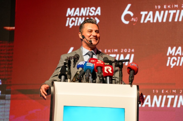 40 Yıldır Yenilenmeyen Altyapılar Yenileniyor
Altyapının bir kentin temeli olduğunu dikkat çeken Başkan Zeyrek, “Temeliniz ne kadar sağlamsa yaşadığınız şehir de bir o kadar sorunsuz ve dirençlidir. Göreve geldiğimde ilk sorduğum soruların başında; altyapının durumu oldu. Su, kanalizasyon, iletişim altyapımızın ne durumda olduğunun cevabını alamadım. Zira böyle bir envanterimizin olmadığını öğrendim. Yani 2024 yılında, Manisa Büyükşehir Belediyesinin bir altyapı haritası yoktu. Bir patlak olduğunda, tıkanma yaşandığında el yordamı ya da o hattı bilen ustanın, yetkili kişinin bilgisi dahilinde müdahale edilmeye çalışılıyordu. Hemen çalışmalara başladık ve kentin sayısal altyapı haritasını çıkartmak için harekete geçtik. Bir yandan da altyapının yenilenmesi seferberliğini başlattık. 40 yıldır yenilenmeyen hatlara el attık. Asbestli borulardan, kayıp ve kaçaklara neden olan eskimiş hatlara kadar yerin altında dönüşüme giriştik. En sıkıntılı mahallelerimizden başlayarak, 1000 tane branşman değiştiriyoruz” dedi.