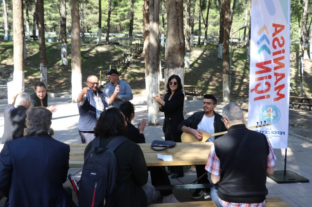 Manisa Büyükşehir Belediyesi, 15 Ekim Dünya Beyaz Baston ve Güvenlik Günü’nde, görme engelleri yurttaşları Süreyya Tabiat Parkı’nda, sabah kahvaltısında ağırladı. Programa Sosyal Hizmetler Dairesi Başkanı Volkan Sert, Engelli Hizmetleri Şube Müdürü Gülşah Hakyol, Sosyal Hizmetler Şube Müdürü Murat Kul, Kültür ve Sanat Şube Müdürü Alper Pınarcı, Altı Nokta Körler Derneği Başkanı Hüseyin Pehlivan, Yunusemre Muhtarlar Derneği Başkanı Bedriye Pehlivan ve Alto Nokta Körler Derneği üyeleri katıldı. Sıcak bir ortamda gerçekleşen kahvaltının ardından misafirler, halk müziği eşliğinde keyifli anlar yaşadı.