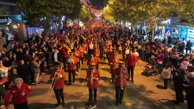 . 8 Eylül Caddesinde toplanan on binlerce vatandaş ellerindeki Türk Bayrakları ve meşaleler ile bando takımı eşliğinde Cumhuriyet Meydanı’na kadar, hep bir ağızdan söylenen marşlarla coşku dolu anlara sahne oldu. Kutlamaların devam ettiği Cumhuriyet meydanında sevenleriyle buluşan dünyaca ünlü piyanist ve besteci Fazıl Saymuhteşem notalarıyla ve Ünlü Müzisyen SerenadBağcan’nın müthiş sesiyle alanı dolduran yaklaşık 15 bin Manisalı seslendirilen bir birinden güzel eserlere hep bir ağızdan eşlik etti.
