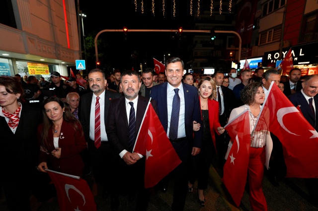 “Türkiye yıkılmaz dimdik ayakta”
Cumhuriyet meydanında Manisalılara seslenen CHP Genel Başkanı Özgür Özel, "Manisa’da Cumhuriyet Bayramı büyük bir coşkuyla kutlanıyor. Bütün vatandaşlarımıza çağrıda bulunmuştum 2 gün önce. Terör bizi sindirmeye çalışıyor, korkutmaya çalışıyor diye. Teröre karşı en iyi cevap bu bayrama böyle yüksek bir katılımdır. Bugün Ankara’da yüz binler milyon oldu aktı Anıtkabir’e. Memleketim Manisa’yı da böyle görmek benim için çok mutluluk verici. Hem bu ülkenin dışarıdaki düşmanları hem de Atatürk’ün emanetine gerekli saygıyı göstermeyen cumhuriyet düşmanları en iyi cevabı bugün milletten aldılar. Türkiye çok güçlü bir devlettir. Türkiye yıkılmaz, dimdik ayaktadır. Ne korkuya ne teröre teslim olmayacağız” dedi.