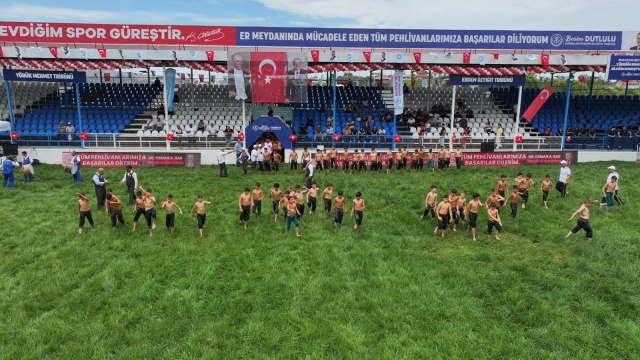 Başkan Dutlulu’dan Davet

Manisa Büyükşehir Belediye Başkanı Besim Dutlulu, tüm vatandaşları Yuntdağı Er Meydanı’ndaki güreş şölenine davet etti.

Başkan Dutlulu, “Ata sporumuz yağlı güreşin heyecanını Yuntdağı Er Meydanı’nda hep birlikte yaşıyoruz. Türkiye’nin önemli pehlivanlarını Manisa’da ağırladığımız bu büyük organizasyonun kentimize değer kattığına inanıyoruz. Tüm vatandaşlarımızı bu coşkuya ortak olmaya, er meydanına davet ediyorum” ifadelerini kullandı.

Yuntdağı Yağlı Güreşleri, hafta sonu boyunca hem geleneksel spor kültürünü yaşatacak hem de Manisa’da binlerce güreşsevere unutulmaz anlar yaşatacak.