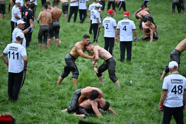 Bu yıl bin 567 pehlivanın katıldığı dev organizasyonda ilk gün müsabakaları tamamlanırken, er meydanındaki heyecan hafta sonu boyunca devam edecek. Minik boylardan başpehlivanlığa kadar farklı kategorilerde mücadele eden sporcular, hem kürsüye çıkmak hem de lig puanı toplamak için kıyasıya rekabet ediyor.