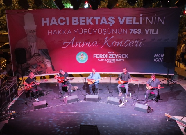 Âşık Dertli Divani'nin Seslendirdiği Türkülerle Hacı Bektaş Veli Anıldı

Âşık Dertli Divani, Hacı Bektaş Veli’nin felsefesini ve öğretilerini yaşatmak amacıyla seslendirdiği türkülerle izleyicilere hem duygusal anlar yaşattı hem de manevi bir yolculuğa çıkardı. Dinleyiciler, konser boyunca seslendirilen deyişler, nefesler ve ilahileri büyük bir beğeniyle dinledi. Manisa Büyükşehir Belediyesi tarafından düzenlenen bu anlamlı etkinliği, halk yoğun ilgiyle karşıladı.

Gecenin sonunda Genel Sekreter Yardımcısı Ali Kılıç, sazından çıkan nağmelerle katılımcılara unutulmaz bir gece yaşatmasının anısına Âşık Dertli Divani’ye çiçek ve hediye takdiminde bulundu. Dinleyicilerin Halk ozanı Âşık Dertli Divani ile hatıra fotoğrafları çekilmesinin ardından anlamlı program sona erdi.