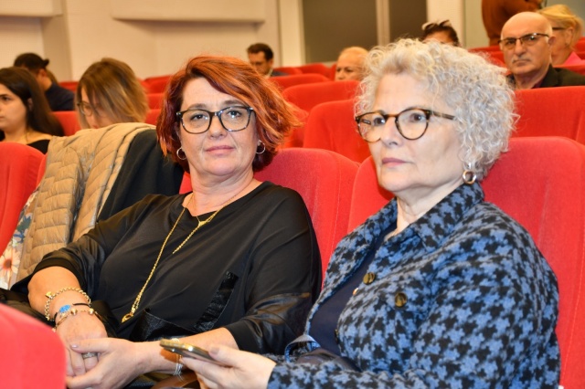 “Yerel yönetimler olarak kent ve kentliye ait kaynakları yönetiyoruz”
Manisa Büyükşehir Belediyesi Genel Sekreteri Burak Deste , “Demokratik ve katılımcı yerel yönetimin gelişmesinde, barışçıl ve kapsayıcı toplumlar oluşmasında en önemli aktörler bugün burada. Merkezi idare birimleri, belediye, üniversite, muhtarlarımız, kent konseyimiz ve sivil toplum kuruluşlarının gönüllüleriyle burada tek bir gaye var: şehirlerimizi sürdürülebilir kılmak ve mutlu bir yaşam ortamı yaratmak. Biz, yerel yönetimler olarak çok önemli bir sorumluluk alıyor, kent ve kentliye ait kaynakları yönetiyoruz. Dolayısıyla burada kentin asıl sahipleriyle yani yönetişimin diğer unsurlarıyla birlikte çalışmayı, birlikte yönetmeyi, yönetime katılmayı gerektiriyor. Yerel demokrasinin gelişmesinin kent kültürü olarak yerleşmesini savunuyor ve inanıyoruz. Manisa için yaklaşık 1 yıllık ortak çalışmanın ürünü olarak ortaya çıkan strateji eylem planının belediyemiz strateji eylem planına yansımalarını uzmanlarından dinleyeceğiz” dedi.