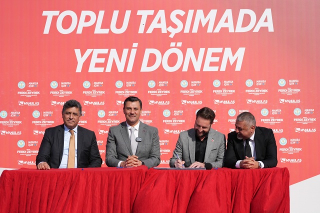 Manisa İçin Trafik Uygulaması Geliyor
Manisa trafiğinin rahatlatılması için yapılan çalışmaları da anlatan Başkan Zeyrek, şunları söyledi: “Manisa trafiği için önemli yerlerden bir tanesi olan Cumhuriyet Kavşağımızı dün açtık. Gediz Kavşağı’ndaki çalışmalar devam ediyor. Hemen akabinde Devlet Hastanesi ve Muradiye kavşağında da çalışmalarımız proje aşamasında. Bunları da tamamladığımızda, Manisa’mdaki trafiği rahatlatma noktasında çok ciddi adımlar atmış olacağız. Hem Manisa trafiğine çözüm olma noktasında hem ulaşıma çözüm olma konusunda benim işbirliği ortaklarım sizlersiniz. Sizlerle birlikte biz bu yükün altından kalkacağız. Önümüzdeki aydan itibaren de Manisa İçin Trafik uygulaması hayata geçiyor. Manisa İçin Trafik uygulamasında artık vatandaşlarımız durağa gitmeden önce, hangi aracın o durağa geleceğini, gelen aracın doluluk oranına kadar bilecek. Yapay zeka hesaplamasıyla yalnızca o günün değil, önümüzdeki iki günün trafiğinin nasıl akacağını, gidilecek en iyi rotayı gösterecek uygulamayı hayata geçireceğiz. Hem bu uygulama hem de sizlerle yaptığımız protokolle birlikte artık Manisa’mda ulaşımda tertemiz, bembeyaz bir sayfa açılıyor. Biz elbirliğiyle Manisa’nın ulaşım sorununu çözeceğiz.”