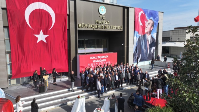 “Maddi kısmın garantörü Manisa Büyükşehir Belediyesidir”
Şoförlerin Manisalılara iyi hizmet vermesini isteyen Başkan Zeyrek,“Şoförlerimizin halkımızı güler yüzle karşılaması ve hak ettiği şekilde parasını kazanıp, evine rahat ve huzurlu şekilde gitmesi lazımdı. Bu sistemi kurduktan sonra artık geçilmeyen sokak, girilmeyen mahalle, ulaşılmayan bir yer kalmasın. Araçlarınızla şehrin her köşesinde dolaşın, artık vatandaşlarım da otobüs duraklarında beklemesin. Artık “benim sokağımdan caddemden otobüs geçmiyor” söylemini duymak istemiyorum. Bu yüzden dolayı sizlerle birlikte oturduk ve bu protokolü hazırladık. Bu protokolden dolayı ben gerçekten çok mutluyum. Çünkü 1 Kasım itibariyle şehrin her yerinden otobüslerin dolaştığını görmek istiyorum. Sizlerden tek istediğim, Manisalı vatandaşlarınıza kendi aile eşrafınız gibi davranmanız. Onları güler yüzle karşılamanız ve onlara iyi hizmet götürmeniz. Maddi kısmı kesinlikle düşünmeyin, maddi kısmın garantörü Manisa Büyükşehir Belediyesidir” diye konuştu.