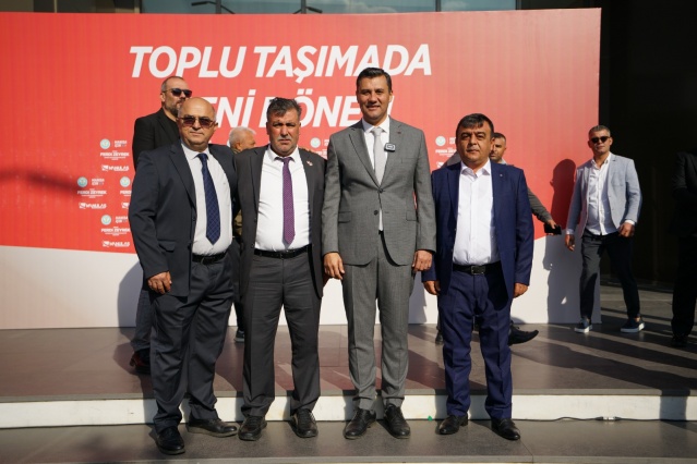 Manisa’da toplu ulaşım ile ilgili sorunların çözümü için yoğun bir çalışma yürüten Manisa Büyükşehir Belediye Başkanı Mimar Ferdi Zeyrek, hem toplu taşıma esnafının hem de halkın mutlu olacağı yepyeni bir dönemi başlattı. Yeni dönemle Manisalılar daha konforlu ve güvenli bir yolculuk deneyimi, toplu taşıma araç sürücüleri de daha iyi gelir elde etme imkanı bulacak. 1 Kasım itibariyle başlayacak yeni dönemde, Manisa’da toplu ulaşımda adeta devrim yapılacak. Yeni dönemin işbirliği protokolü, Büyükşehir Belediyesi Hizmet Binası’nda düzenlenen törenle imzalandı. Törene Manisa Büyükşehir Belediye Başkanı Mimar Ferdi Zeyrek, Genel Sekreter Burak Deste, Genel Sekreter Yardımcıları, daire başkanları, MANULAŞ Yönetim Kurulu Başkanı Engin Ermiş, Manisa genelinde hizmet veren toplu taşıma kooperatiflerinin başkanları, yönetim kurulu üyeleri ve şoför esnafı katıldı.