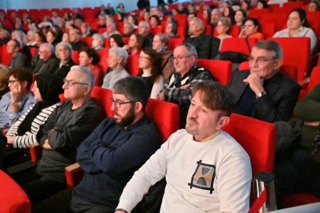 Müzikseverler, Türk Sanat Müziğinin en güzel eserleriyle seslendirildiği bir gece yaşadı. Zarif şarkılar ve güçlü yorumların birleştiği konser, Manisalı sanatseverlerin hafızalarında unutulmaz bir hatıraya dönüştü.