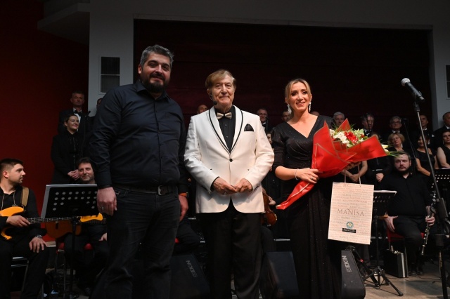 Manisa Büyükşehir Belediyesi ve Akhisar Belediyesi ortaklığı ile Kültür Merkezi Lale Salonu’nda düzenlenen Türk Sanat Müziği konseri sanatseverleri eşsiz eserlerle buluşturdu. Akhisar Belediyesi Türk Sanat Müziği Korosu’nun sahne aldığı ve şef Mehtap Gönüldaş’ın yönettiği etkinlik, Kültür Merkezi Lale Salonu’nda gerçekleşti. Koronun ve solistlerin performansları izleyicilerden tam not aldı.