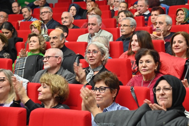 “O gün söz vermişti bize, bu gün gerçek oldu”
Kültür Merkezi Lale Salonu’nda düzenlenen Türk Sanat Müziği konseri sonunda sahneye çıkan Akhisar Belediye Başkanı Besim Dutlulu, “Bu güzel gecenin düzenlenmesinde emeği geçen, seçimden önce verdiği sözü tutarak bizleri destekleyen Manisa Büyükşehir Belediyesi Başkanı Mimar Ferdi Zeyrek’e gönülden teşekkür ediyoruz. Seçimden önce kendisiyle bir araya gelmiştik, Ferdi Başkan o gün bize bir söz verdi. Seçim çalışmalarının ardından tekrar geldik, öyle güzel ve muhteşem bir geçeydi ki. O gün söz vermişti bize, bu gün gerçek oldu. İnşallah gelecekte daha güzel konserlerde, daha büyük etkinliklerde tekrar bir araya geliriz. Çok teşekkür ediyoruz “ dedi.