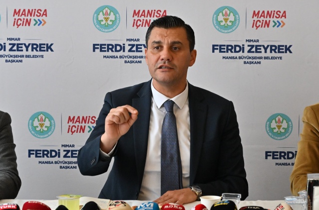 Zeyrek, “Ekiplerimiz Sahada, Canla Başla Çalışıyoruz”

Manisa Büyükşehir Belediyesi, kış mevsiminin olumsuz etkilerini en aza indirgemek için çalışmalarına aralıksız devam ediyor. Kar yağışının etkili olduğu bölgelerde vatandaşların mağduriyet yaşamaması için ekiplerini hazır bulunduran Manisa Büyükşehir Belediyesi yol açma çalışmalarını hızla sürdürüyor.