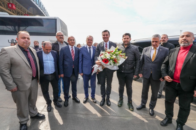 “Teşekkür mesajları geliyor”
İndirim müjdesinin verilmesinin ardından teşekkür mesajlarının geldiğini söyleyen Başkan Zeyrek, “Dün akşam teşekkür eden vatandaşlarımız arasında kendi evladım da var. Benim evladım da Manisa Seyahat aracılığıyla İzmir’e ulaşımını sağlıyor. İlk teşekkür eden kendi kızım oldu. Kendisine gelen mesajları gösterdi. Arkadaşları diyor ki ‘Ferdi amcama çok teşekkür et, bizim sesimizi duydu, bu ekonomik zor günlerde bizim yanımızda oldu, bizim yardımcımız oldu’. Görevde olduğum tüm zaman sürecinde, halkımızın sorunu, ihtiyacı neyse ben her zaman onların yanında olmaya devam edeceğim. Çünkü derdimiz çok, sorunlarımız çok, ama şunu ifade etmek isterim ki bu dert ve sorunların birçoğunu ben biliyorum. Çözmek zaman alıyor, zaman içinde çözülebilecek bir şeydir, ancak benim yetkim ve bütçemiz dahilinde bu dertlerin hepsine derman olmak için biz bu yola çıktık. Manisa Seyahat ile birlikte bu protokole imza atmamıza, artık ulaşımda ucuzlamanın, 150 TL’den 100 TL’den düşmesinin mutluluğunu yaşıyorum. Çünkü verdiğimiz bir sözü daha yerine getirmiş olduk” diye konuştu.