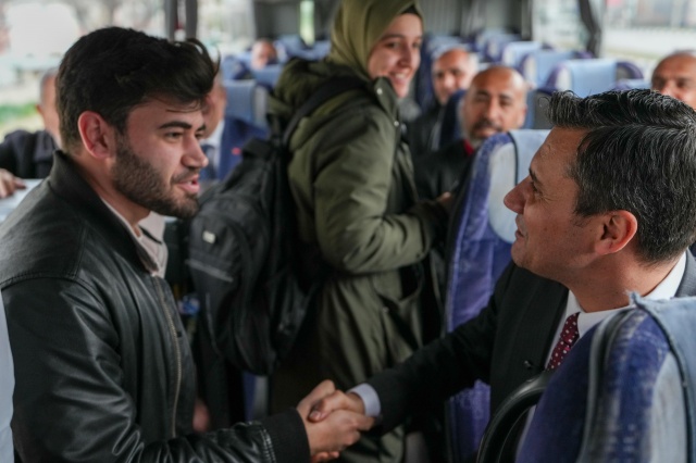 Manisa Büyükşehir Belediyesi, sosyal belediyecilik ve ortak çözüm anlayışı ile vatandaşların yanında olmaya devam ediyor. Manisa Büyükşehir Belediyesi, attığı yeni adım ile vatandaşlara ekonomik olarak da destek sağladı. Manisa Büyükşehir Belediye Başkanı Mimar Ferdi Zeyrek’in Manisa – İzmir arasındaki ulaşımda indirim sözü üzerine Manisa Seyahat ile yapılan karşılıklı görüşmeler sonucunda indirim müjdesi vatandaşlara duyuruldu. Başkan Zeyrek, Manisa Otobüs Terminali’nde yaptığı çalışma açıklama ile “Manisa Seyahat bugün sabahtan itibaren Manisa-İzmir arası 100 TL, öğrencimize ise 80 TL’ye hizmet vermeye başladı” dedi.