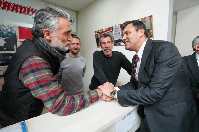Manisa Otobüs Terminali’nde yapılan açıklamaya, Büyükşehir Belediye Başkanı Ferdi Zeyrek, Manisa Seyahat Yönetim Kurulu Başkanı Levent Zibeller ve yönetim kurulu üyeleri, belediye bürokratları ile firmaların temsilcileri katıldı. Başkan Zeyrek, açıklamasına verdiği sözleri yerine getirmenin mutluluğunu yaşadığını söyleyerek başladı. Zeyrek, “Bana hep ‘Güler yüzlü başkan’ diyorlardı. Bugün daha çok gülüyorum. Çünkü verdiğimiz sözleri tek tek hayata geçirmenin mutluluğunu yaşıyorum. O yüzden bugün yüzümüz daha güler yüzlü ve her zaman için de Manisa’mdaki 1,5 milyon kişinin gülmesi için çok yoğun çaba sarf ediyoruz. Manisa’mdaki en büyük sorunlardan biri de Manisa-İzmir arasındaki ulaşım ücretinin pahalı olmasıydı. 1,5 – 2 ay önce Manisa Seyahat’e bu ücretlerde bir indirime gitmesi gerektiğini söylemiştim. Manisa Seyahat yönetimiyle bundan önce 2 - 3 kere oturduk, konuştuk. Onlara da bu talebimi ilettim. Bizim bu çağrımıza ve vatandaşların talebine kulak verdiler, ortak bir uzlaşıya vardık. Bu uzlaşı neticesinde bugün sabahtan itibaren Manisa-İzmir arası 100 TL, öğrencimize ise 80 TL’ye hizmet vermeye başlandı. 1 yıl boyunca da bu şekilde devam edecek. ‘1 yıl sonra ne olacak’ diyorlar. 1 yıl sonra o günkü ekonomik şartlara bakarız.Manisa Seyahat yönetimimiz bu anlayışta, biz de uzlaşmacı anlayışta olduğumuz sürece o günün şartlarına göre fiyatlarda bir revizeyi yaparız” diye konuştu.